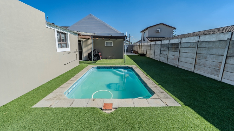 4 Bedroom Property for Sale in De Oude Spruit Western Cape